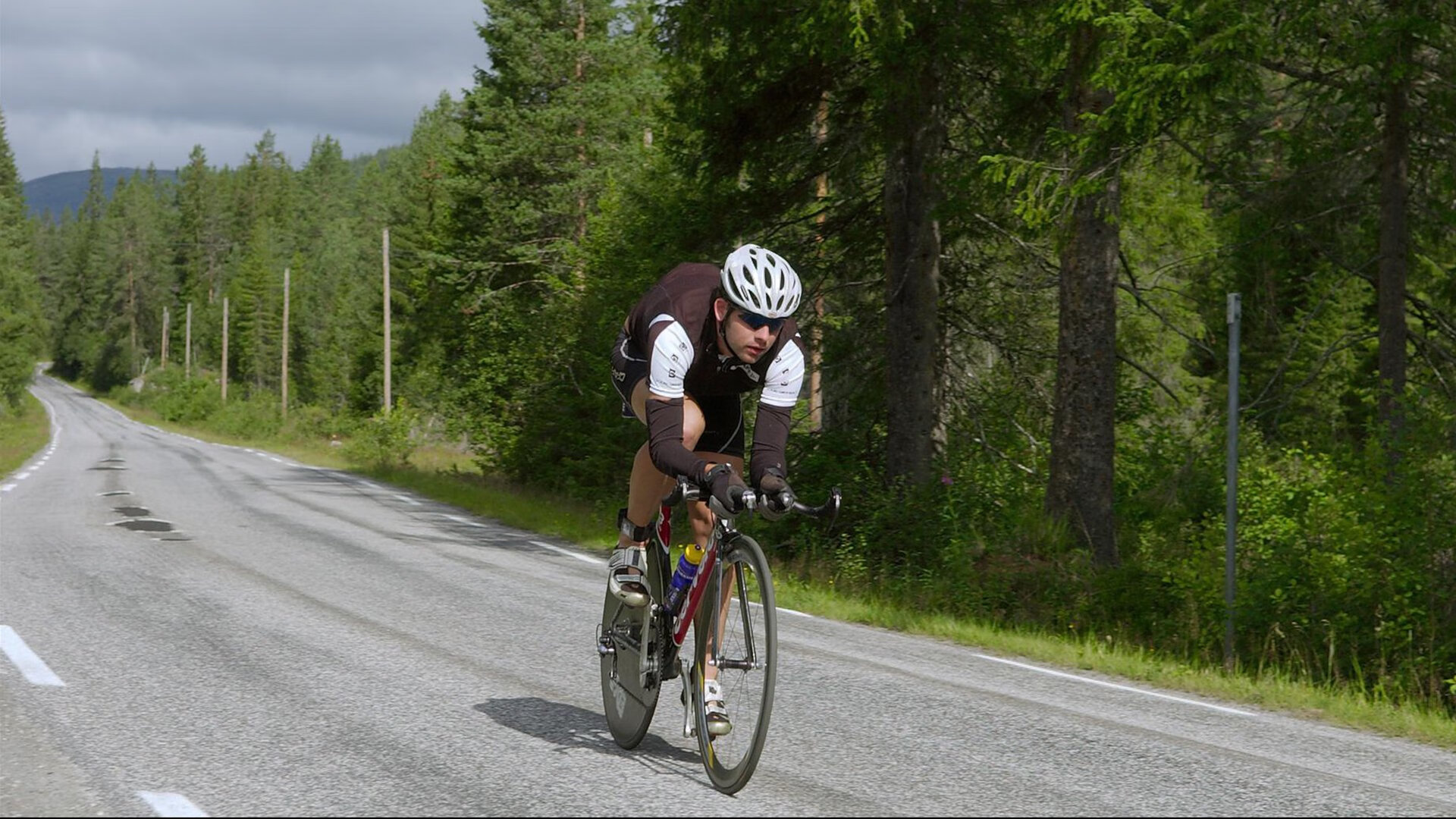 九游9游-“自由搏击热血沸腾，四川省体育馆迎来强者对决”